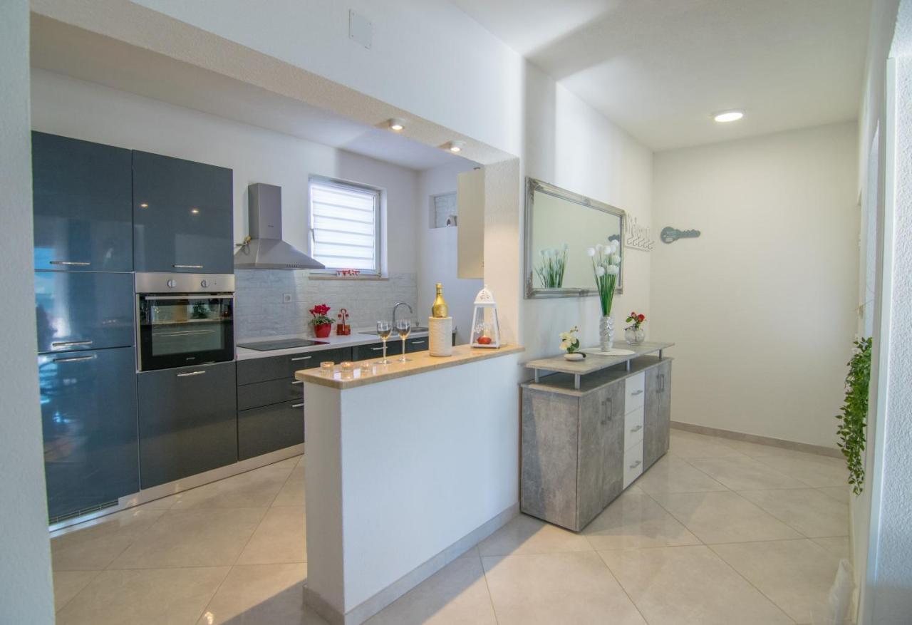 Villa Milena With Heated Pool And Jacuzzi Kostanje 外观 照片